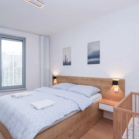 Skypark Tower 3-2 Bedroom Luxe With Free Parking * 布拉迪斯拉发