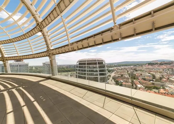 Апартаменты Skypark Tower 3-2 Bedroom Luxe With Free Parking Братислава