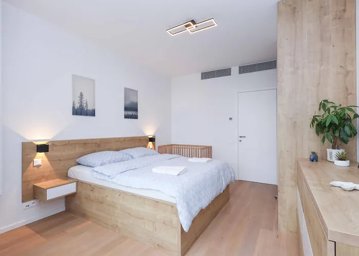 Skypark Tower 3-2 Bedroom Luxe With Free Parking Апартаменты Братислава